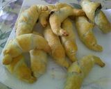 Foto del passaggio 6 della ricetta Cornetti di pasta sfoglia al cioccolato (riciclo uova di pasqua)