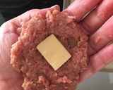 Sajttal töltött, baconnel körbetekert fasírt recept fázis 4 fotója
