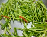 A picture of step 1 of 10-Minute Stir-Fried Beef with Green Peppers.