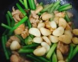 Hình bước làm 4 của món Thịt gà xào hoa tỏi/ngồng tỏi