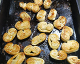 Foto del paso 3 de la receta: Palmeritas fáciles con tapa de pascualina de hojaldre