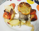 Foto del paso 3 de la receta: Lubina al horno con patatas, tomates y ajos laminados