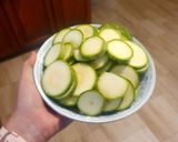 Foto del paso 1 de la receta: Calabacitas keto con tocino preparadas en microondas