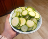 Foto del paso 1 de la receta: Calabacitas keto con tocino preparadas en microondas