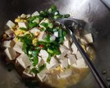 Foto langkah ke 4 dari resep Oseng Tahu Telur.