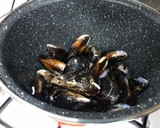 Foto del paso 6 de la receta: Sepia encebollada con almejas y mejillones al vapor