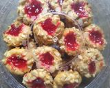 Foto langkah ke 4 dari resep Strawberry Thumbprint Cashew Peanut Cookies.