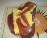 Foto del paso 6 de la receta: Rollo de ternera relleno de tortilla