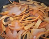 Foto del paso 3 de la receta: Cáscaras de naranjas confitadas