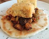 Foto del paso 6 de la receta Caponata siciliana con bacalao empanado sobre pan Naan
