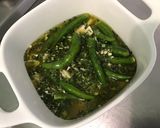 Une image de l'étape 5 de Piments verts indiens confits à l'ail, herbes et citron.