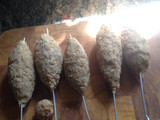 Brochetas (koftas) vegetarianas de Soja texturizada con tabulé y salsa de yogur