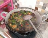 Foto langkah ke 5 dari resep Tumis Kangkung Jamur kuping.