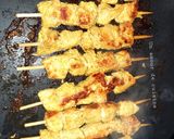 Une image de l'étape 4 de Brochettes de poulet marinées accompagnées de frites 🍴.