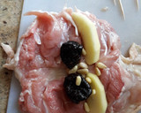 Foto del paso 1 de la receta: Muslos de pollo rellenos de manzana ciruelas y piñones