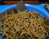 Foto langkah ke 2 dari resep Kue Bawang / Kripik Bawang.