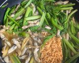 Hình bước làm 5 của món Ốc Móng Tay Xào Mì Và Cải Cay