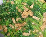 Foto langkah ke 2 dari resep Cah kangkung teriyaki bawang.