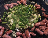 Foto del paso 2 de la receta: Arroz con salchichas y espárragos trigueros