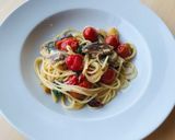 Foto del passaggio 7 della ricetta Pasta d'estate con pomodorini e sardine