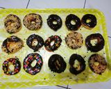 Foto langkah ke 3 dari resep Donat Coklat Glaze.