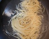 Foto del paso 3 de la receta: Espaguetis con tinta, y gambas con calabacín