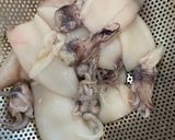 Hình bước làm 1 của món Mực dồn thịt tạo hình nải chuối sốt tương ớt