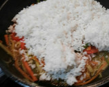 Foto del paso 5 de la receta: Arroz y verduras salteadas