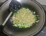 Foto langkah ke 5 dari resep Teri dan telur puyuh masak bawang.