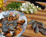 Foto del paso 2 de la receta: Cazuela de alubias con marisco