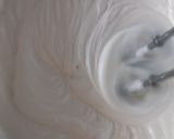 Foto del paso 7 de la receta: Brazo de reina relleno de crema con frutilla