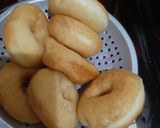 Foto langkah ke 4 dari resep Donat empuk tanpa kentang.