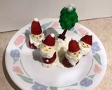 A picture of step 4 of Strawberry Santas 🎅 🌲.