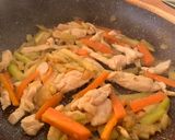Foto del paso 1 de la receta: Tallarines con pavo y verduras estilo asiático