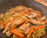 Foto del paso 1 de la receta: Tallarines con pavo y verduras estilo asiático