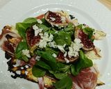 Foto del paso 1 de la receta: Idea de cena saludable: Falsa pizza de queso cottage, jamón ibérico, rúcula, higos y feta