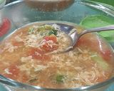 Foto langkah ke 4 dari resep Tomato Egg Drop Soup.