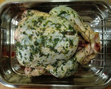 Foto del paso 9 de la receta: Pollo asado a las hierbas 🍗
