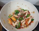 Foto langkah ke 3 dari resep Tumis cumi cabe hijau.