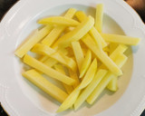 Foto del paso 1 de la receta: Huevos rotos con Foie y patatas fritas
