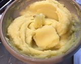 Une image de l'étape 9 de Purée de pommes de terre à l'oignon de roscoff, ail confit et beurre aux cristaux de sel.
