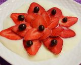 Foto del paso 3 de la receta: Semi helado de fresones laminados en forma de flor con yogur