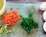 Foto langkah ke 1 dari resep Omlet Mie.