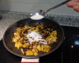 Foto del paso 1 de la receta: Tostada de crema de morcilla y manzana caramelizada