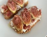 Foto del paso 4 de la receta: Tostada de jamón y brevas con queso crema 🍞☀️