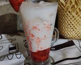 Foto langkah ke 3 dari resep Korean Strawberry Milk.
