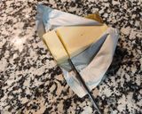 Foto del paso 2 de la receta Tortilla de brócoli con sobre mesa de tomate