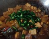 Foto langkah ke 5 dari resep Tumis Kikil Terong Tahu Cabe Hijau.