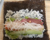 Foto langkah ke 4 dari resep Sushi roll mudah by irre_desirre.
