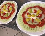 Une image de l'étape 8 de Salades individuelles concombre et deux tomates à la feta sauce ciboulette persil.